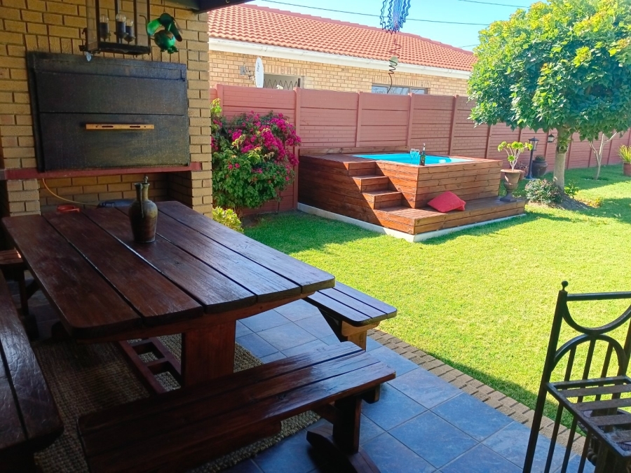 3 Bedroom Property for Sale in Sandbaai Western Cape